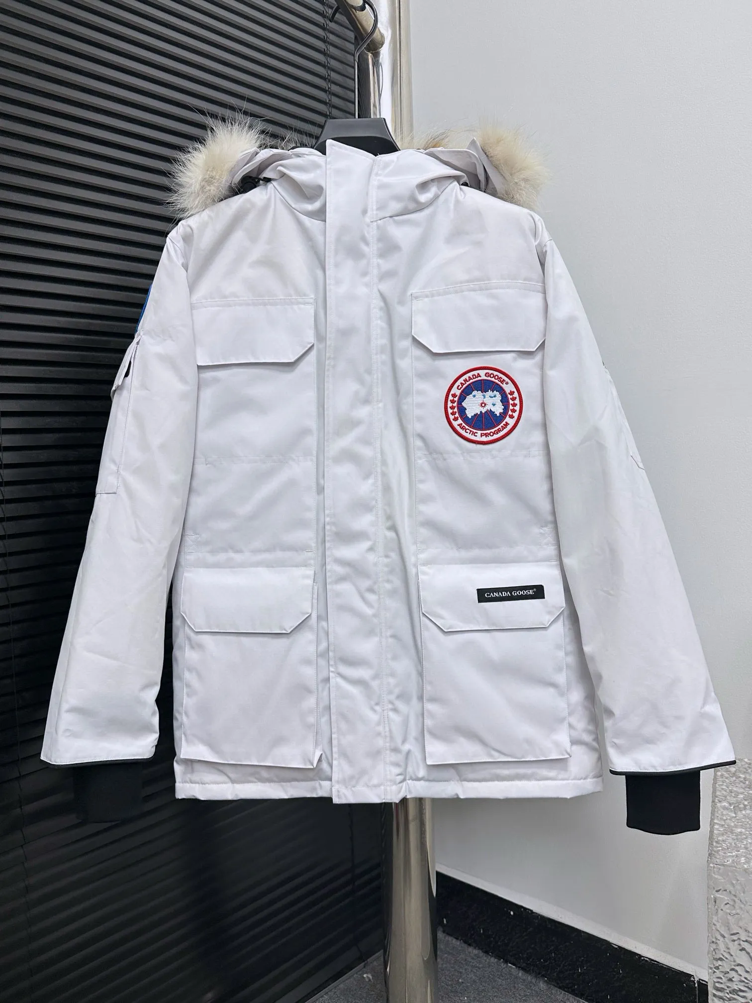 P780 Top Purchasing Version Dabai (Wolf Hair Optional) 🇨🇦CANADA GOOES 24 new models 08 models/couple models Factory direct supply: supplying global purchasing agents, micro-business, entities, Tmall, high-end stalls and studio cooperation, free shipping! Canada Goose Expedition Parka 2008 is the same style for men and women. It is mid-length and the most timeless classic. All Arctic and Antarctic scientific expedition teams choose Canada Goose as their cold-proof equipment. It is the Rolls-Royce of down jackets. ➖ Industry-leading anti-counterfeiting chip sensing. ➖ Imported Behringer embroidery machines and customized embroidery labels, the highest level and industry leading. ➖ Imported Korean 21-count polyester-cotton blended original fabric, TC85 waterproof coated fabric, water-repellent, windproof and wear-resistant. ➖ The new national standard 80 white duck down is filled with an average of 520 grams of down. The amount of down filled is industry-leading. ➖ 100% nylon lining with double double-layer sealing design to prevent velvet running, and seamless thread design on the cuffs! ➖ Western Canadian Green Wolf Collar. ➖ Yoshida YKK provides original factory-customized electroplated sliders. YKK two-way lockable zippers are tight and smooth and do not peel off paint. ➖ 3M composite Velcro is durable and the accessories and hardware are all custom-made. Note: Our copywriting is only simple and clear. Instead of bragging about the copywriting, it is better to compare and understand with samples. Only for the purest goose, the most dedicated, the most professional, the highest quality, the highest cost performance!  Size:XS-XXL
